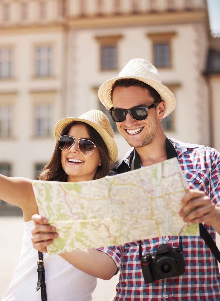 Pareja feliz por abrir agencia de viajes
